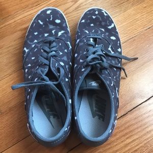 Nike casual tennis shoe